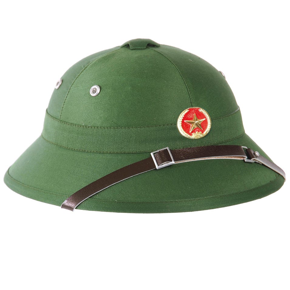Casque tropical Viet Cong avec badge